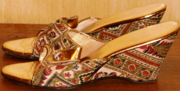 xxM348M 1950s GOLD & FABRIC DELISO WEDGIES SLIPPERS 7